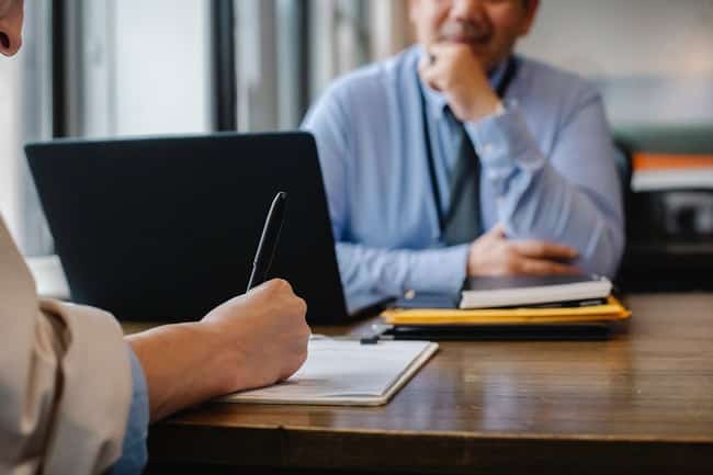 Administrador de una empresa firmando un contrato en representación de la sociedad