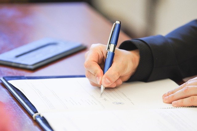 Administrador de una empresa revisando documentación societaria y mercantil