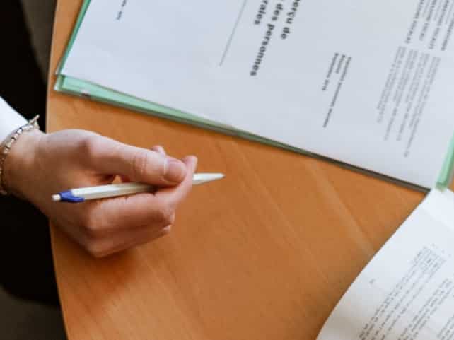 Apoderado de una empresa firmando la escritura de poder ante notario