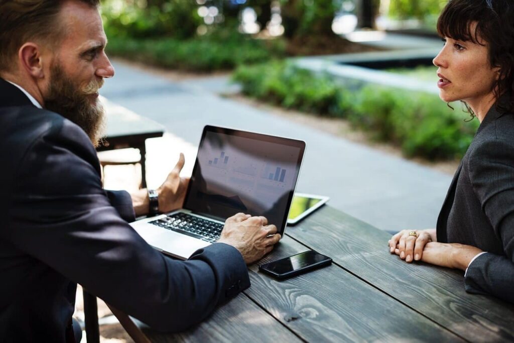 Emprendedor calculando la tesorería de su negocio en la fase de bootstrapping
