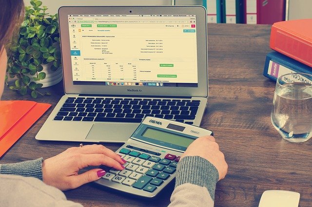 Emprendedor calculando el ahorro necesario para financiar la creación de su empresa