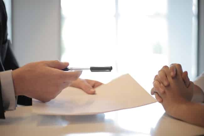 Firma de un préstamo bancario para la creación de una empresa