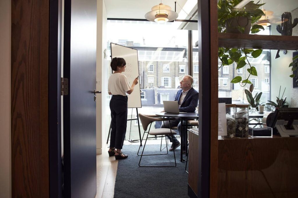 Equipo de emprendedores planificando cómo montar una empresa en Inglaterra