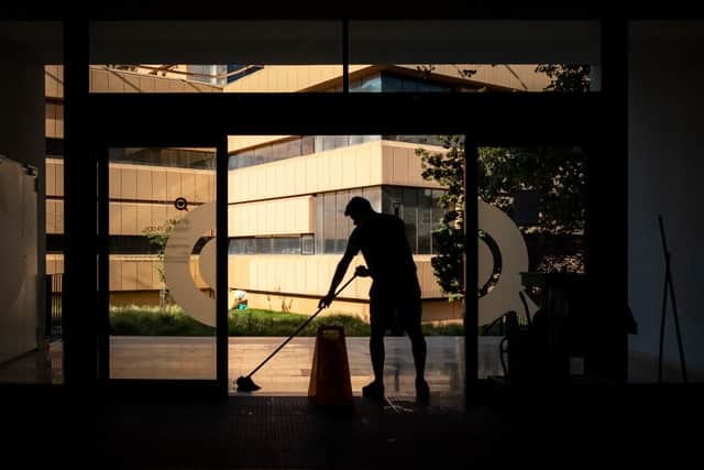 Emprendedora preparando la apertura de su empresa de limpieza