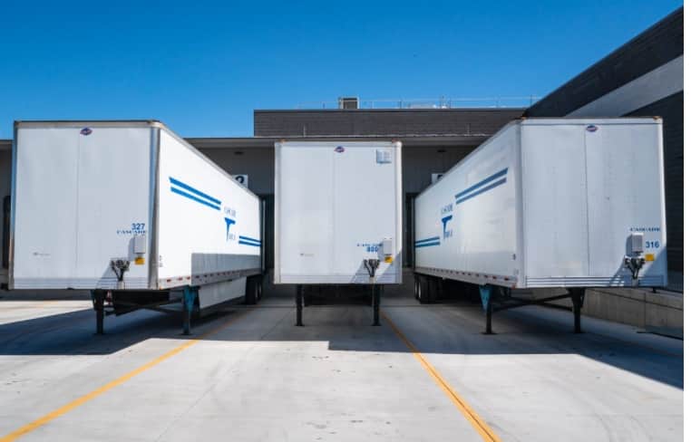 Camión tráiler de una empresa de transporte pesado de mercancías