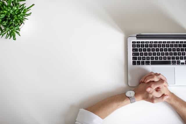 Empresario analizando los motivos para vender una empresa