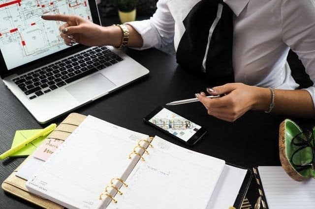 Qué es el crowdfactoring: anticipo de facturas financiado por inversores a través de una plataforma