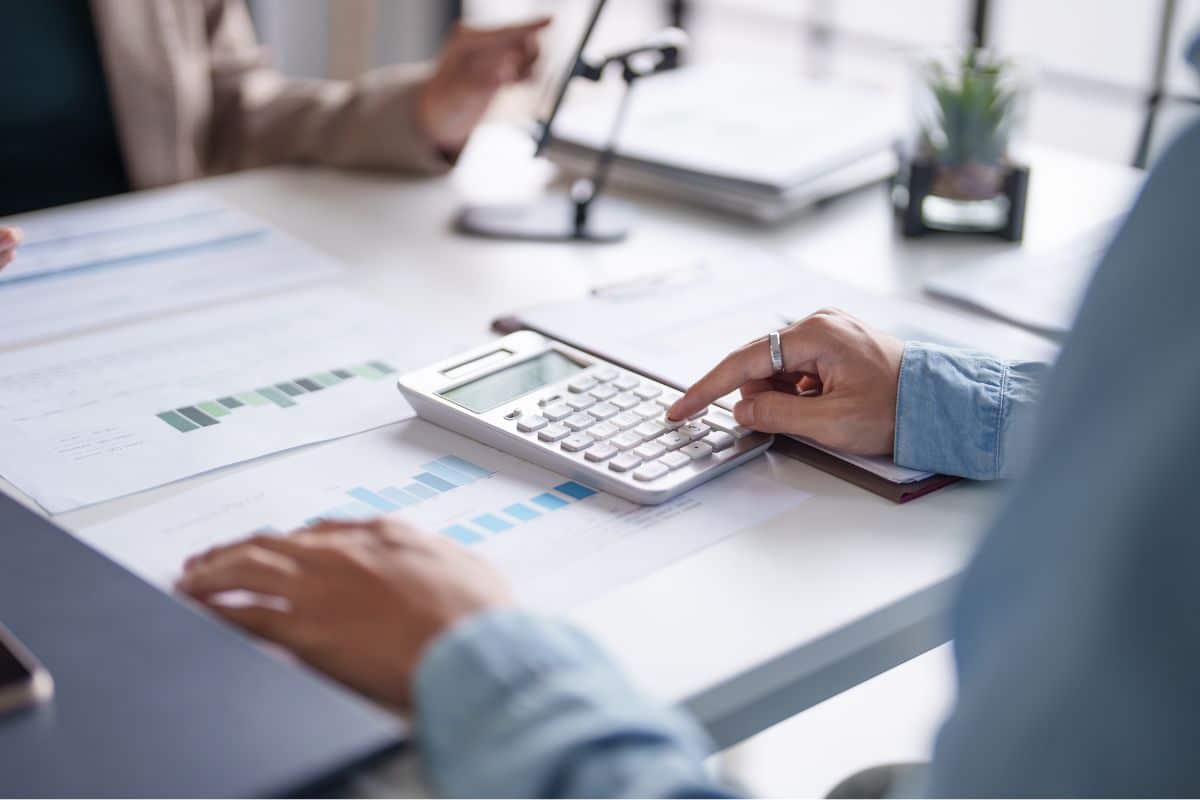 Fórmula del descuento comercial: nominal por interés por tiempo más comisiones