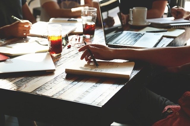 Equipo de una empresa revisando sus obligaciones fiscales con el IAE