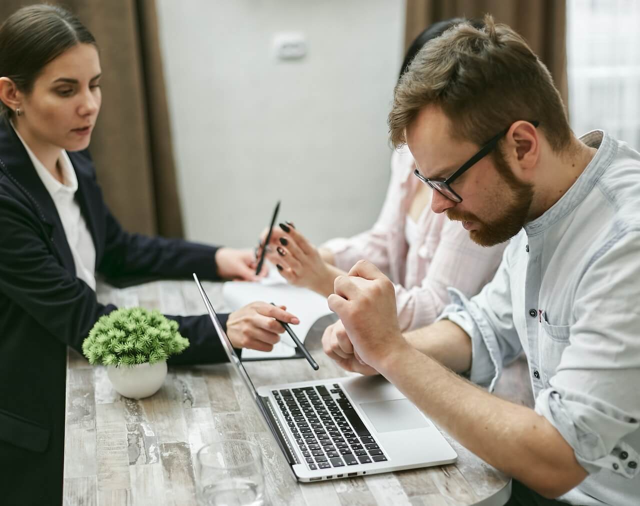 ¿Qué impuestos paga una empresa en España 2025?