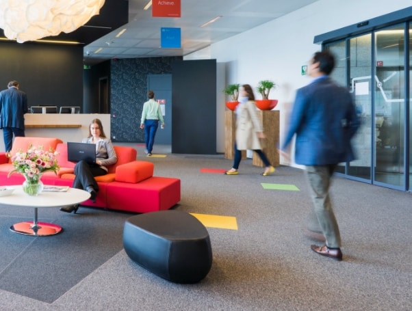 Espacio de trabajo compartido de una incubadora de empresas con emprendedores