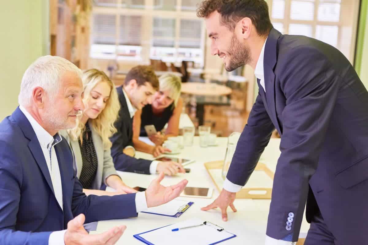 Funcionamiento de una joint venture: socios revisando la estructura del proyecto