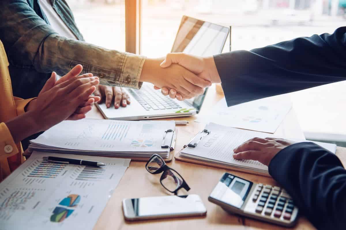Joint venture inmobiliaria: firma del acuerdo entre socios de un proyecto