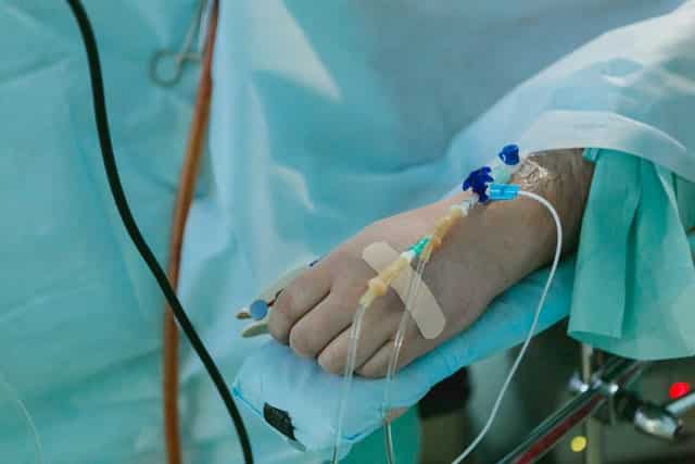 Trabajadora de baja médica por contingencias comunes