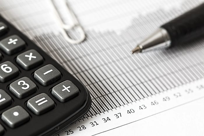 Cálculo y análisis del activo de una empresa con calculadora y gráficos