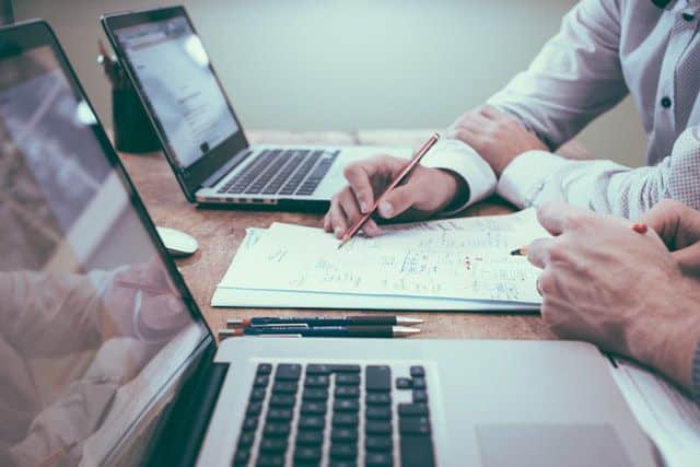 Empresarios definiendo el objeto social de una empresa