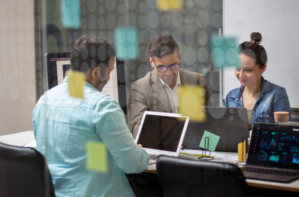 Fundadores y equipo de un company builder evaluando ventajas y desventajas del modelo
