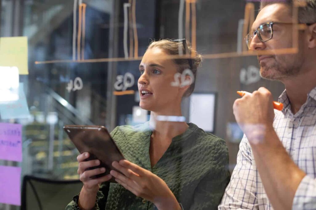 Equipo de un venture builder trabajando en el lanzamiento simultáneo de varias startups