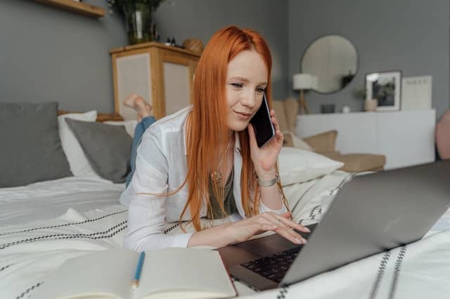 Inversor comprando acciones de una empresa online