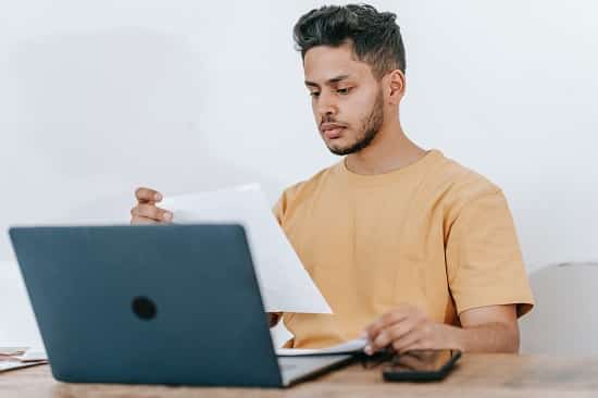 Emprendedor comparando las formas jurídicas para pymes antes de constituir su empresa