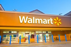 Ya es una realidad: Google y Walmart se unen contra Amazon, el gigante norteamericano del comercio electrónico. Un paso que se han visto obligados a llevar a cabo ante la repentina compra por parte de Amazon de Whole Foods. Estas nuevas alianzas tan solo demuestran la fina línea que separa a día de hoy el comercio físico del comercio electrónico. Google ha decidido cerrar una alianza con Walmart para poder hacer frente a Amazon. Walmart es considerado a día de hoy el mayor vendedor al por menor de los Estados Unidos debido a sus precios más que competitivos. Sin embargo ha saltado más de una vez a los medios de comunicación a causa de diferentes polémicas. Como por ejemplo los bajos salarios que pagan a sus empleados o la venta de munición en los supermercados. Una imagen totalmente contraria a la que tiene Whole Foods, más interesada por todo lo ecológico y el trato adecuado a sus empleados. ¿Qué sacan Google y Walmart de su unión? Gracias a esta unión Google y Walmart serán capaces de hacer frente al gigante Amazon. Esta alianza les permite vender mucho más rápido y a mejor precio por medio de Google Express (no disponible en España). La plataforma de compra de Google asociada a un envío rápido. Parecido al prime day de Amazon. A partir de ahora Google Express añadirá a sus catálogos de venta exprés los productos de Walmart. Los cuales compartirán espacio con los catálogos de otras grandes cadenas de supermercados como Target o Costco. Ambas cadenas ya funcionan en la actualidad dentro de la plataforma. Otra de las iniciativas que ha tomado Google para la ganar la mano a Amazon y Whole Foods, es que ha eliminado los gastos de envío siempre que se llegue a un pedido mínimo de $30. Pero Google quiere ir mucho más allá del uso de su plataforma Google Express para hacer compras de envío rápido. Su intención es que se utilice su asistente virtual, Google Assistant para poder adquirir los productos en Walmart. Esto permitiría solicitarlos sin necesidad de visualizar una pantalla. Bastaría con dictarle al móvil la lista de la compra. El asistente de Google se encargará de almacenar las compras de anteriores productos para ayudar al usuario a encontrarlos con más facilidad dentro del catálogo de Walmart. A partir de septiembre, según ha indicado Marc Lore, jefe de comercio electrónico de Walmart, ambas compañías comenzarán a trabajar juntas para mejorar el reconocimiento de voz de Google Assistant. La idea es que miles de productos de Walmart puedan ser comprador simplemente con la voz. Una iniciativa que hará mucho más rápida e intuitiva la venta de los productos. Para lograrlo la idea es integrar en Google Express la funcionalidad Easy Reorder de la cadena de supermercados. De esta manera el cliente puede crear una cesta de la compra con más rapidez a partir de los productos de consumo diario. El programa almacenará todos los datos de las compras realizadas por el cliente tanto físicamente como a través de internet. Para lograr este cometido solo será necesario que los clientes de Walmart enlacen su cuenta de usuario a Google Express. Esta fusión entre Google y Walmart comenzará a dar sus frutos a finales de septiembre en Estados Unidos. Sin restringir la venta a las grandes ciudades, como sucede con otras aplicaciones de este estilo. El tiempo de entrega se establecerá entre 1 y 3 días, igual que Amazon Prime para este tipo de servicios. En este caso la cuota de suscripción para obtener este tipo de envíos ascenderá a $99. Esta sin duda ha sido una jugada maestra de Google para aumentar su presencia dentro del comercio electrónico. Hoy en día completamente dominado por Amazon.